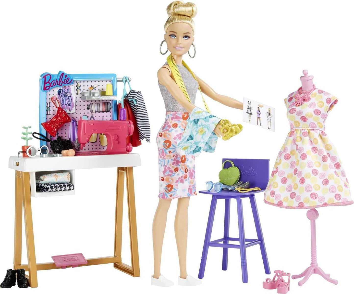 Barbie HDY90 - panenka módního návrháře (30,40 cm) a studio, 25+ designových a módních doplňků, designový stůl, židle, šicí stroj, model látky, manekýn a další, hračky od 3 let Naty Shop Dolls
