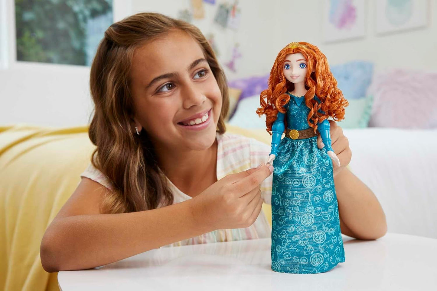 Mattel Disney Princezna Hračka Merida Ručně vyrobená panenka s třpytivým oblečením a doplňky Inspirováno filmem Disney a Pixar Dárek pro děti HLW13