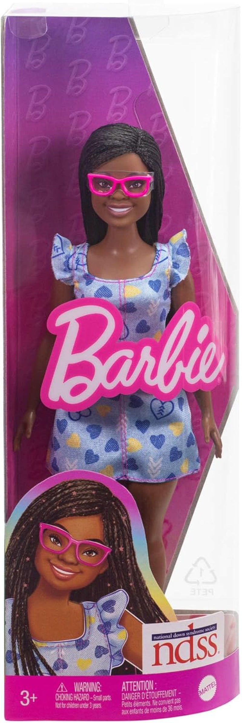 Panenka Barbie Fashionistas č. 229 s Downovým syndromem v šatech se vzorem srdce vyvinuté ve spolupráci s National Down Syndrome Society, HYK14