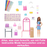 Barbie Fashion Boutique Playset – panenka s fóliovým vzorem, více než 150 originálních vzhledů, obsahuje 2 halenky a 5 fóliových listů, stojan na oblečení a čtečku kreditních karet, věk 3+, HKT78
