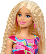 Panenka Barbie Fashionistas č. 223 s vlnitými blond vlasy, šaty a doplňky inspirovaná zcela vlasy, sběratelská módní panenka k 65. výročí, HRH20