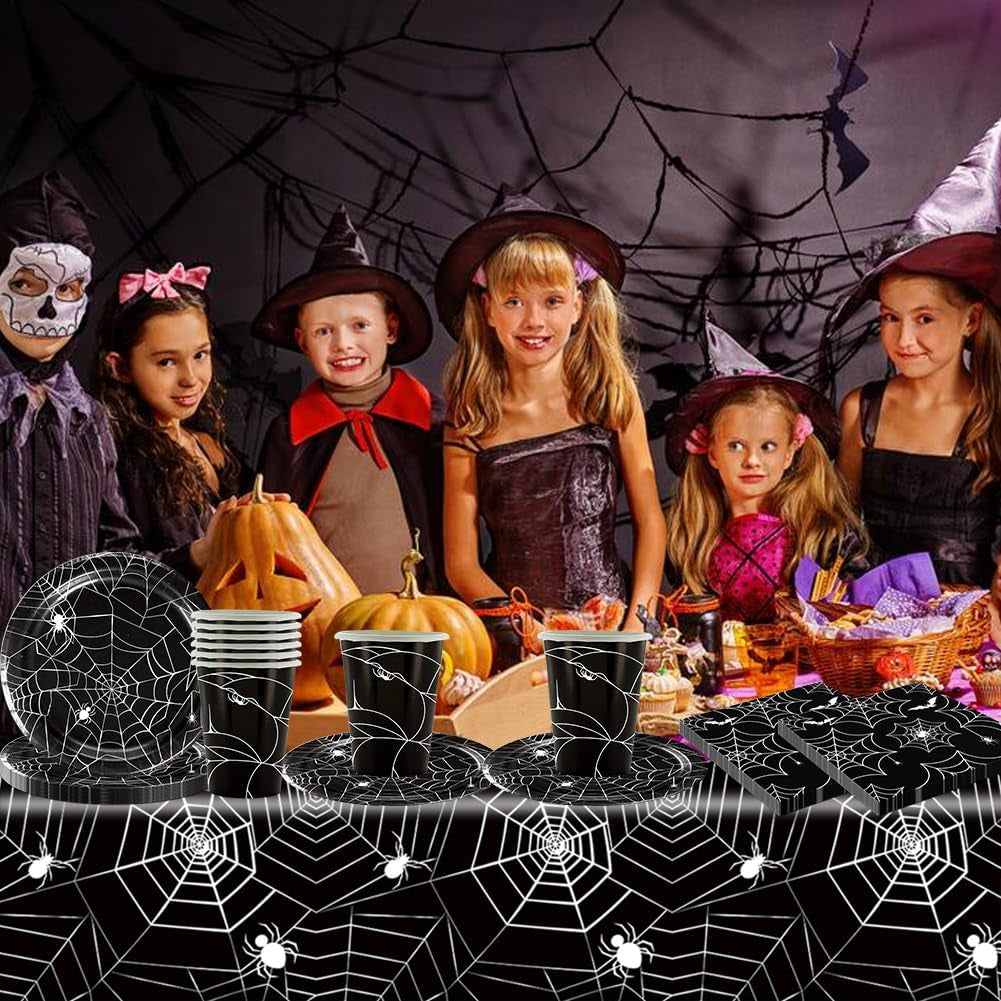 49dílná sada papírových příborů Halloween Spider včetně talířů, ubrousků, sklenic a ubrusu. Černá sada nádobí s dezertními talířky, ubrousky a skleničkami.