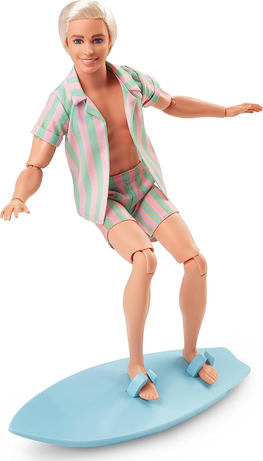 Barbie the Movie - Fanoušci filmů s panenkami, panenka Ken, sběratelská panenka se surfovacím prknem a teniskami, pohyblivé tělo, platinové blond vlasy, vhodné jako dárek pro 3leté děti, panenky HPJ97 Naty Shop