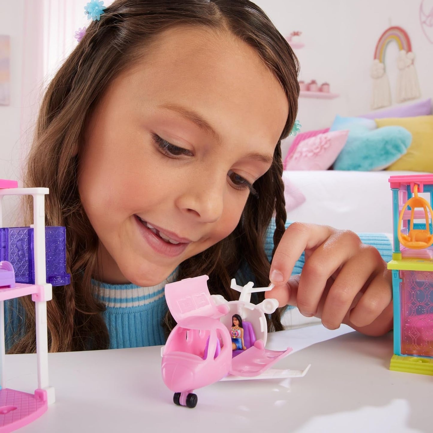 Mini BarbieLand Sady panenky Barbie a autíčka, 1,5" panenka a ikonické autíčko s překvapením měnící barvu, HYF40
