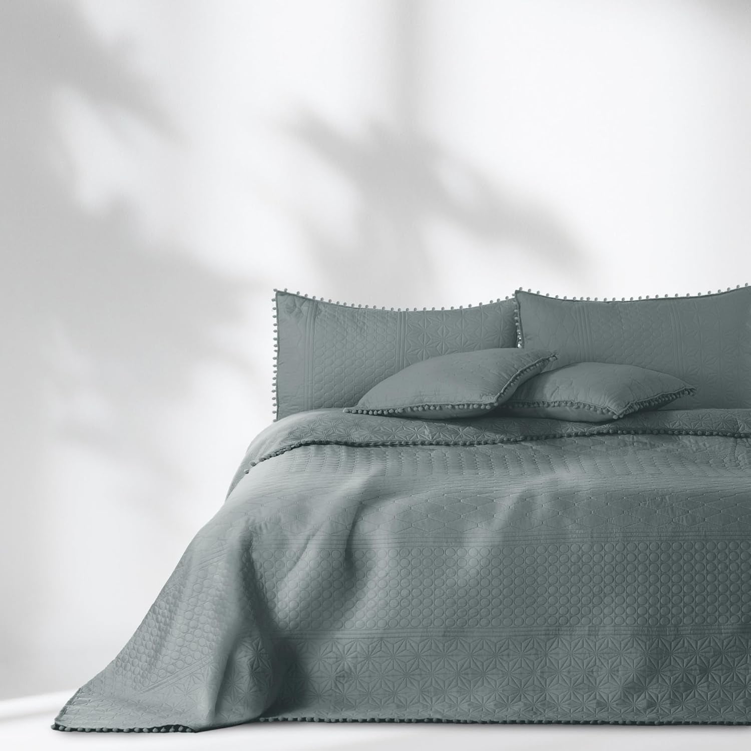 Ameliahome Přehoz na postel s bambulkami 220X240 Cm Oboustranný přehoz Ultrazvukové prošívání Polyester Meadore Grey Postele a přikrývky Besuche den AmeliaHome-Store