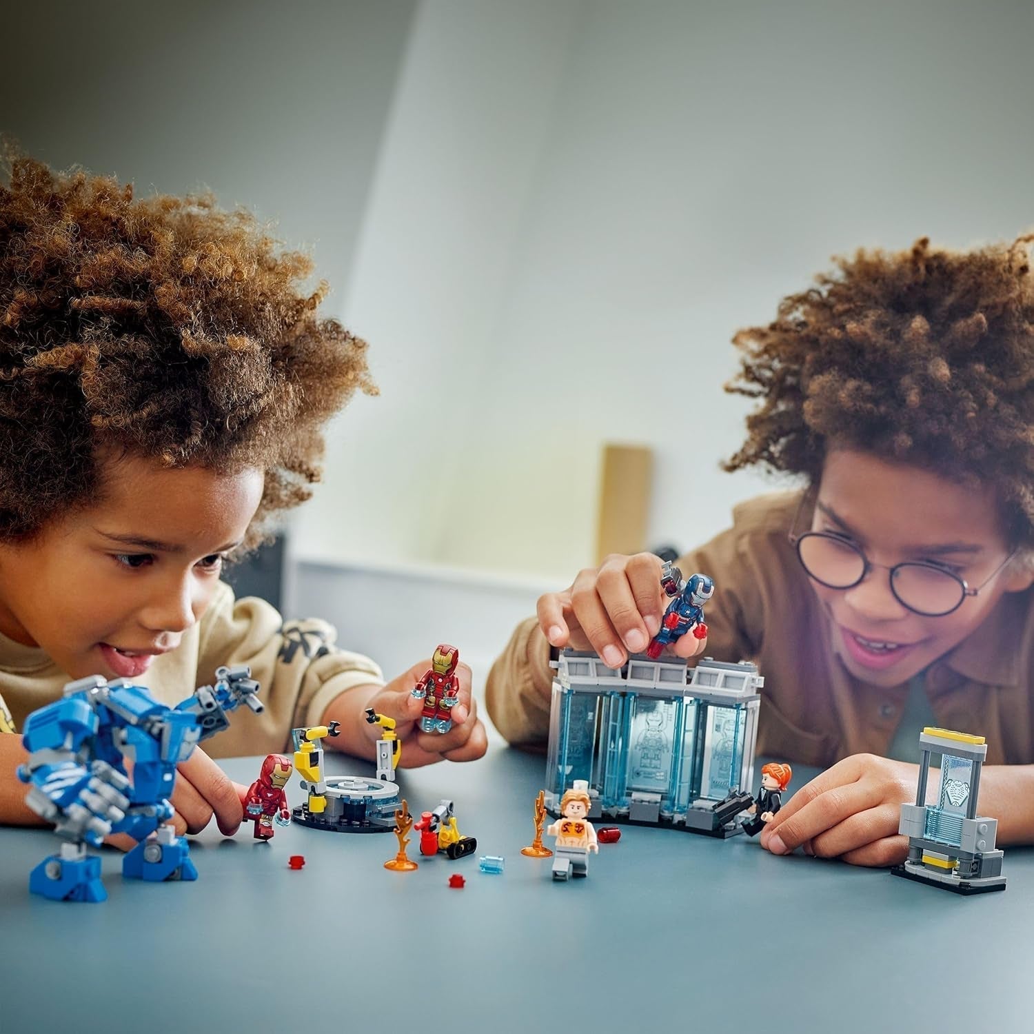 LEGO Marvel Iron Man's Laboratory: Hall of Armor – Hračka superhrdiny s figurkou Mecha, 5 minifigurek včetně Aldricha Killiana – Dárek Avengers pro chlapce a dívky Věk 8+ 76315 Stavebnice Beuche den LEGO-Store