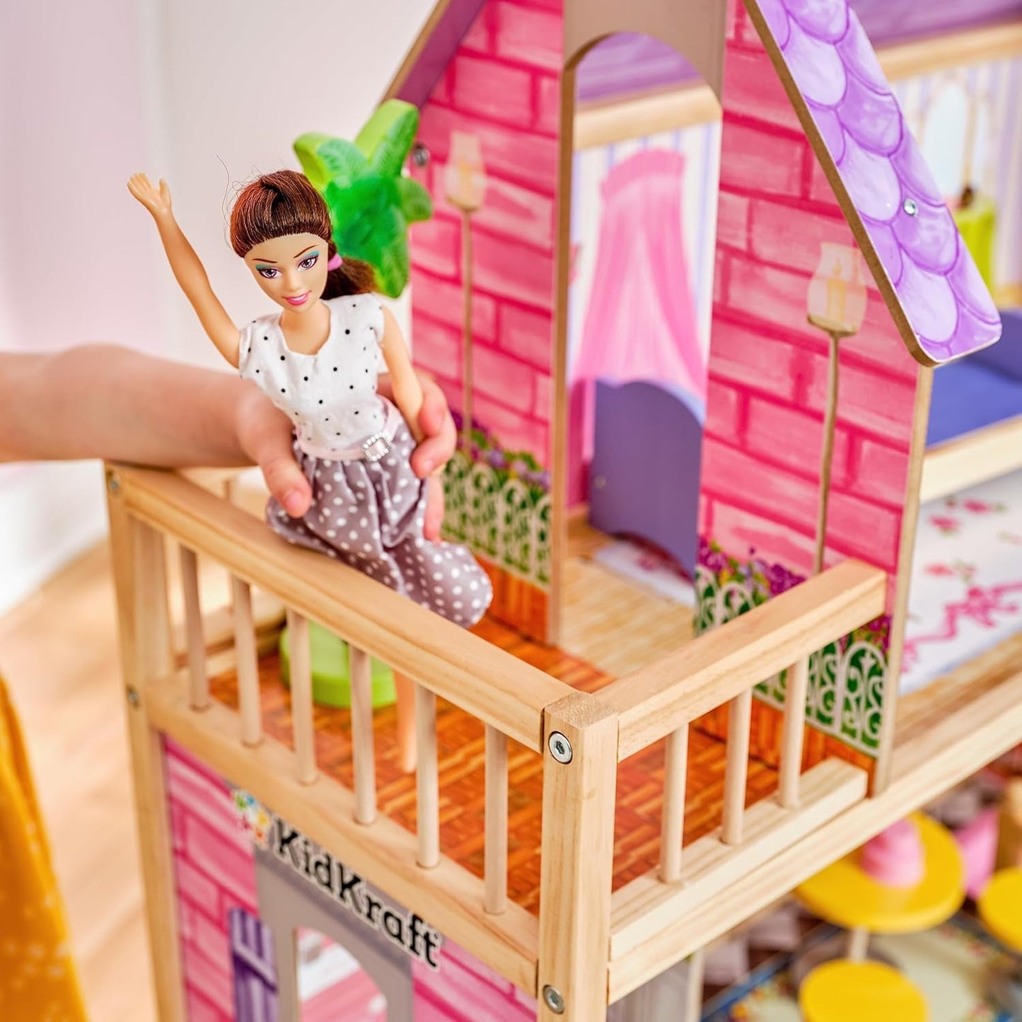 KidKraft Kayla dřevěný domeček pro panenky s nábytkem a doplňky, 3patrová herní sada pro 30cm panenku, hračka pro děti od 3 let, 65092 – exkluzivně na Amazonu