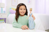 Mattel DISNEY Princezna Popelka - Kloubová panenka se třpytivým outfitem, odnímatelné boty a diadém, vyčesané vlasy pro zábavu při stylingu, pro děti od 3 let, HLW06