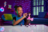 Panenka Monster High Draculaura se svým mazlíčkem Count Fabulous netopýří kočka a doplňky, jako je batoh, kniha kouzel, bento box a další, HRP64 Naty Shop Dolls