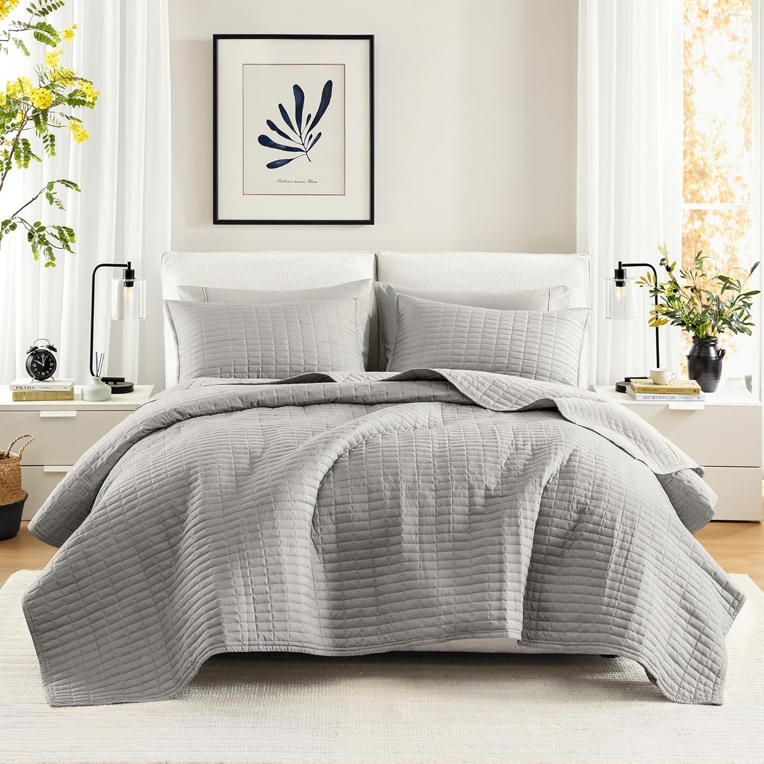Comfort Spaces Sada přikrývek Kienna Luxusní letní přikrývka s dvojitým stehem Lehká měkká povlečení na celý rok Slušivé povlaky na polštáře Bílá přikrývka pro postele velikosti King (264,2 x 228,6 cm) Přikrývky a přikrývky Naty Shop Šedá královská/Cal King (104"X90")