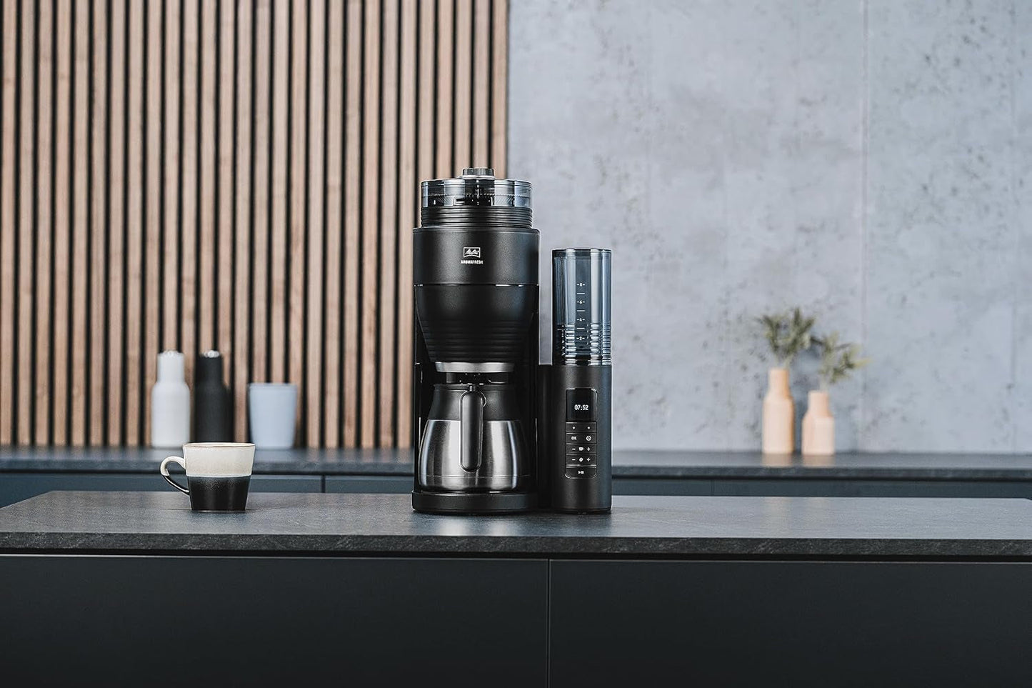 Melitta AromaFresh Therm Pro X - Espresso kávovar s filtrem, integrovaným mlýnkem, vyjímatelnou nádržkou na vodu, nerezovou termokarafou a funkcí časovače, až na 8 šálků kávy, černá/stříbrná