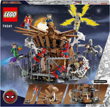 Sada LEGO 76261 Marvel Spider-Man's Big Showdown, Spider-Man: No Way Home se 3 minifigurkami Peterem Parkerem a zeleným skřítkem, Electro, Sandman, Ned, Doctor Strange a MJ, sběratelský model Stavebnice Besuche den LEGO-Store