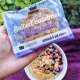Veganské sušenky se slaným karamelem a mandlemi – jednotlivě balené bezlepkové bio mandlové ovesné vločky bez sóji – 12 x 50 g multibalení (balení 2 ks)