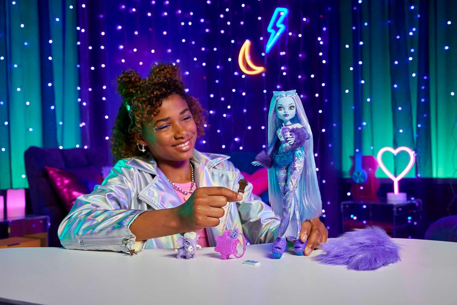 Monster High Abbey Bominable Yeti s mamutím mazlíčkem a příslušenstvím – strašidelný vzhled sněhových vloček pro děti 4+, HNF64 Naty Shop Dolls