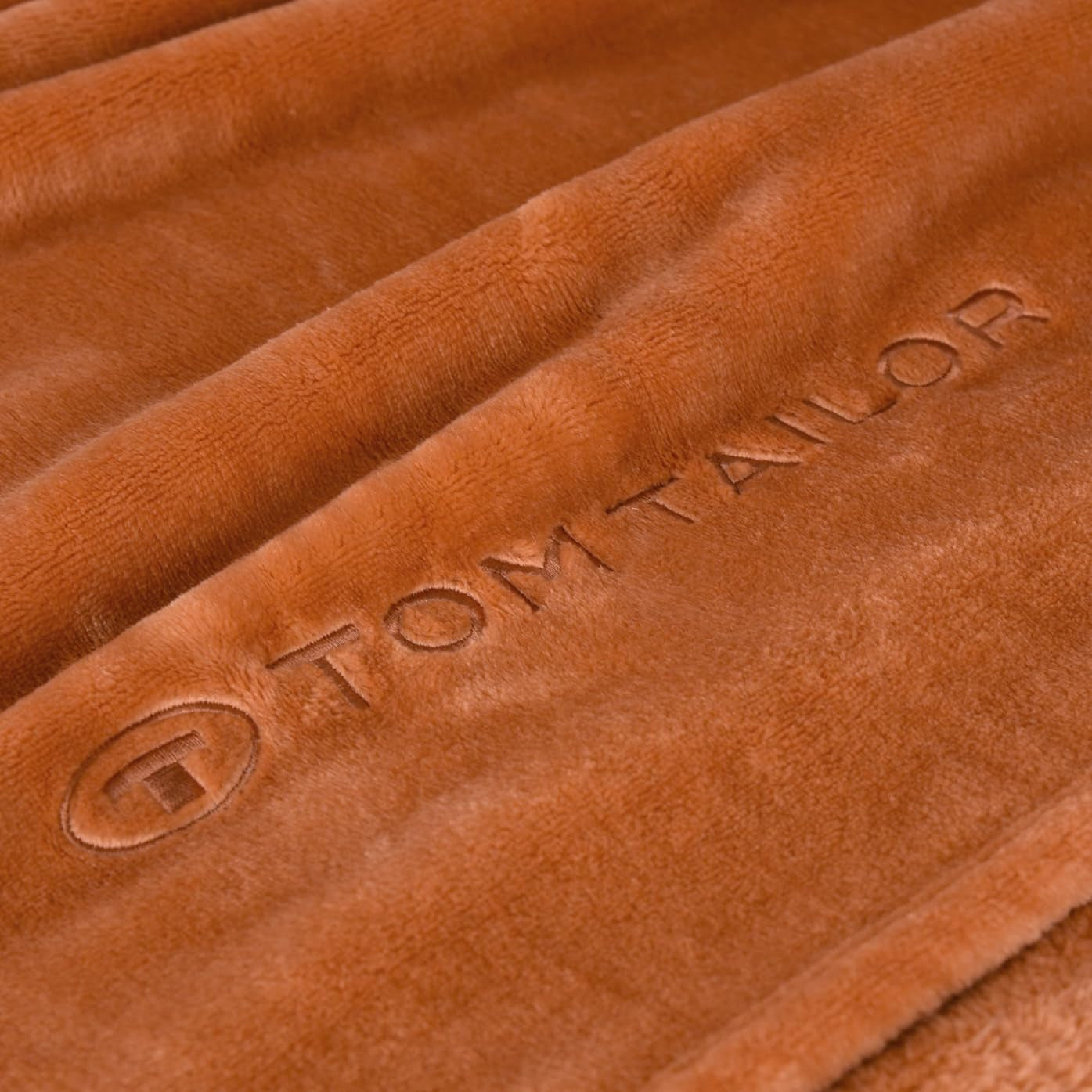 TOM TAILOR Wellsoft deka, 150X200 cm, 100% Polyester/ Wellsoft, vyšívané logo, WELLSOFT BLANKET Orange (Warm Coral) Deky a přikrývky Naty Shop