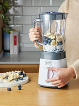 BLACK+DECKER Stolní mixér | 500W | 2 rychlosti | Pulzní funkce | Glaskrug | 1,5L | Edelstahlmesser Mit 4 Klingen | Herausnehmbar Und Leicht Zu Reinigen | Weiß Und Grau Kitchen Naty Shop