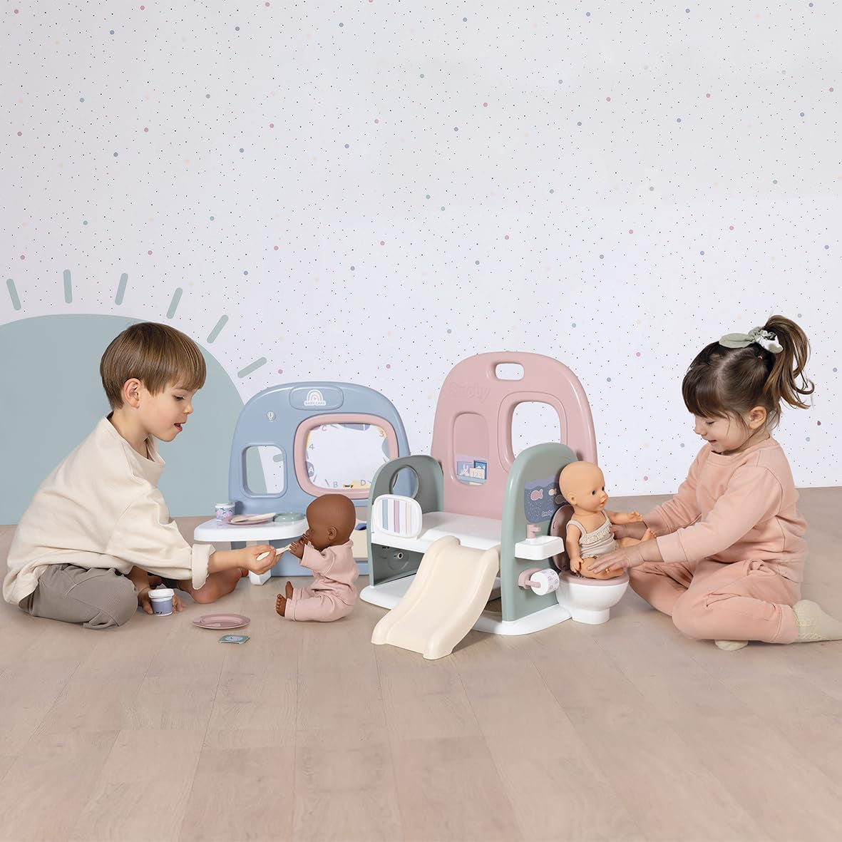 Smoby - Péče o miminko Dětská školka pro panenky - Herní centrum pro panenky Jeslička + Mateřská školka Každodenní život - Skládací hrací plocha s otáčením o 360° - 6 doplňků - Vyrobeno z 90 % z recyklovaného materiálu ve Francii, od 3 let