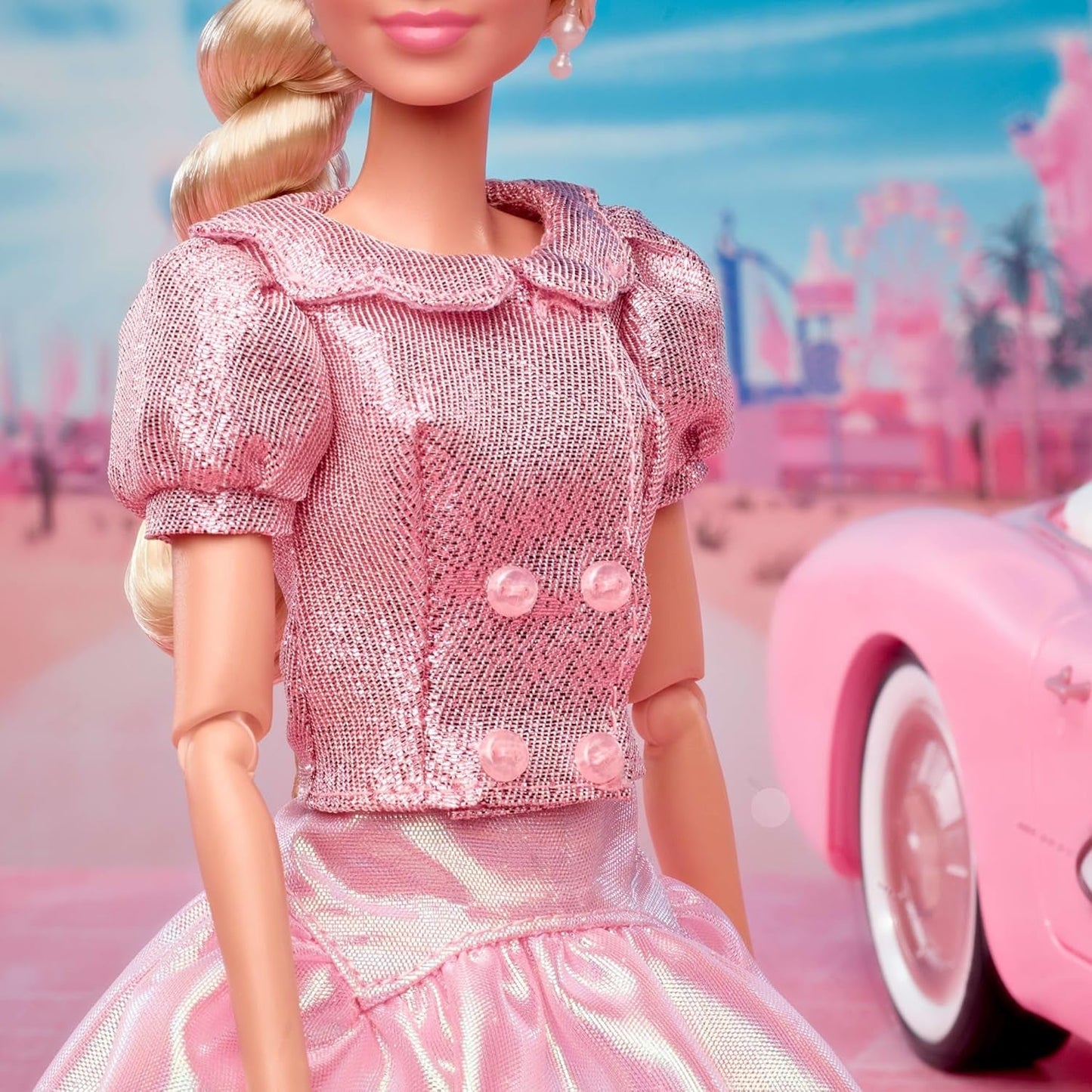 Barbie Film podle filmu Margot Robbie jako sběratelská figurka Barbie v růžové halence a tylové sukni se stylizovaným účesem a ladícími šperky JBJ53
