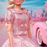 Barbie Film podle filmu Margot Robbie jako sběratelská figurka Barbie v růžové halence a tylové sukni se stylizovaným účesem a ladícími šperky JBJ53