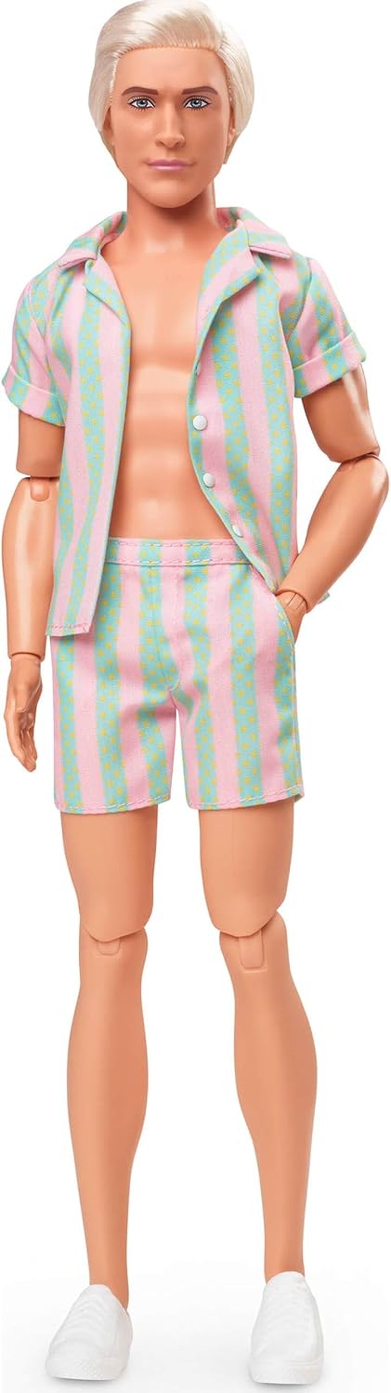 Barbie film Ken, panenka Barbie v pastelově růžové a zelené pruhované plážové oblečení, surfovací prkno a bílé tenisky, JBJ54