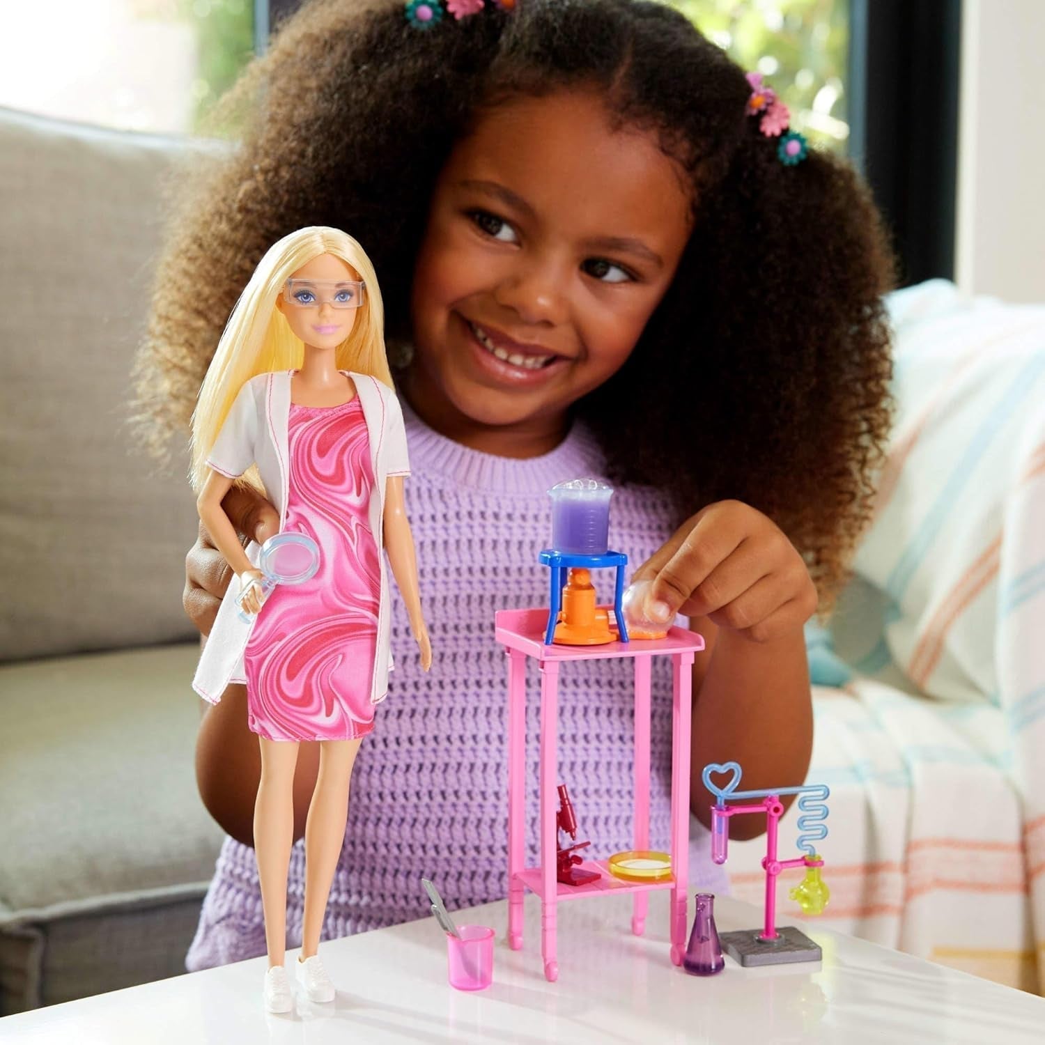 Panenka Barbie Scientist a doplňky s módní blonďatou panenkou, laboratorním stolkem, mikroskopem, pokladnou měnící barvy a Petriho miskou, panenky JCR70 Naty Shop