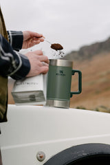 STANLEY Classic Stay Hot Coffee Press 1,4L Hammertone Green - Udrží kávu horkou po dobu 4 hodin - Minimální sediment - Integrovaný lis na kávu z nerezové oceli - Bez BPA - Vhodné do myčky