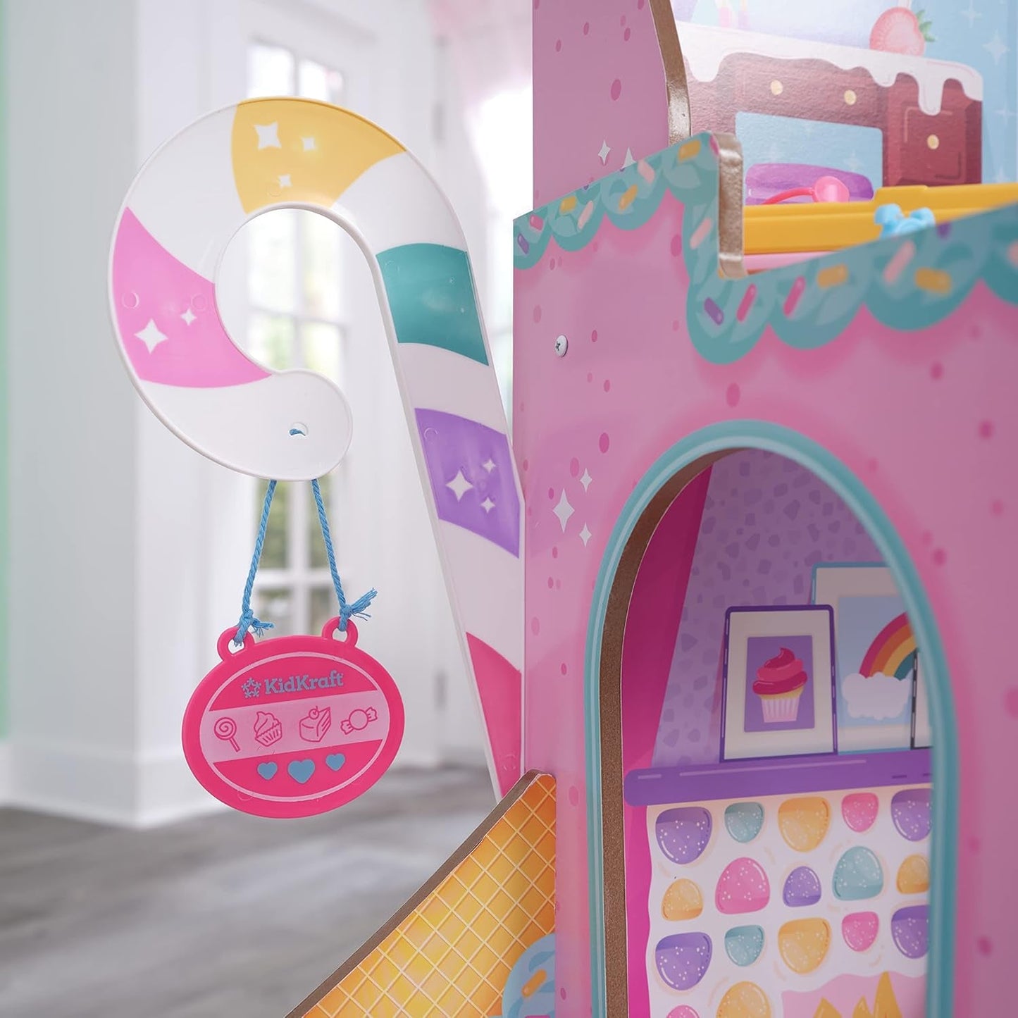 Dřevěný domeček pro panenky KidKraft Candy Castle s nábytkem a doplňky, domeček pro lamu jednorožce, elevátor zmrzlinového kužele a židlička gumového medvídka pro panenky, hračka pro děti od 3 let, 20242