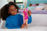 Barbie Totally Hair – panenka se snadno upravitelnými extra dlouhými duhovými vlasy a 10 módními a stylingovými doplňky, puntíkované šaty s barevnými bloky, pro děti od 3 let, HKT96