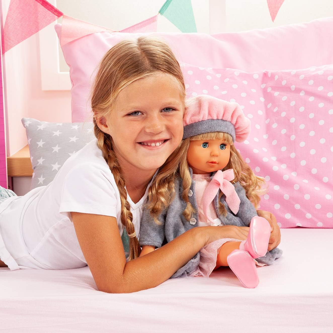 Bayer Design 94635AX Funkční panenka Charlene s ospalými vlasy a očima, mluví a zpívá 90 vět, 2 básně a 8 písní, 46 cm, panenka s více doplňky, 1,30 kg, růžová, šedá