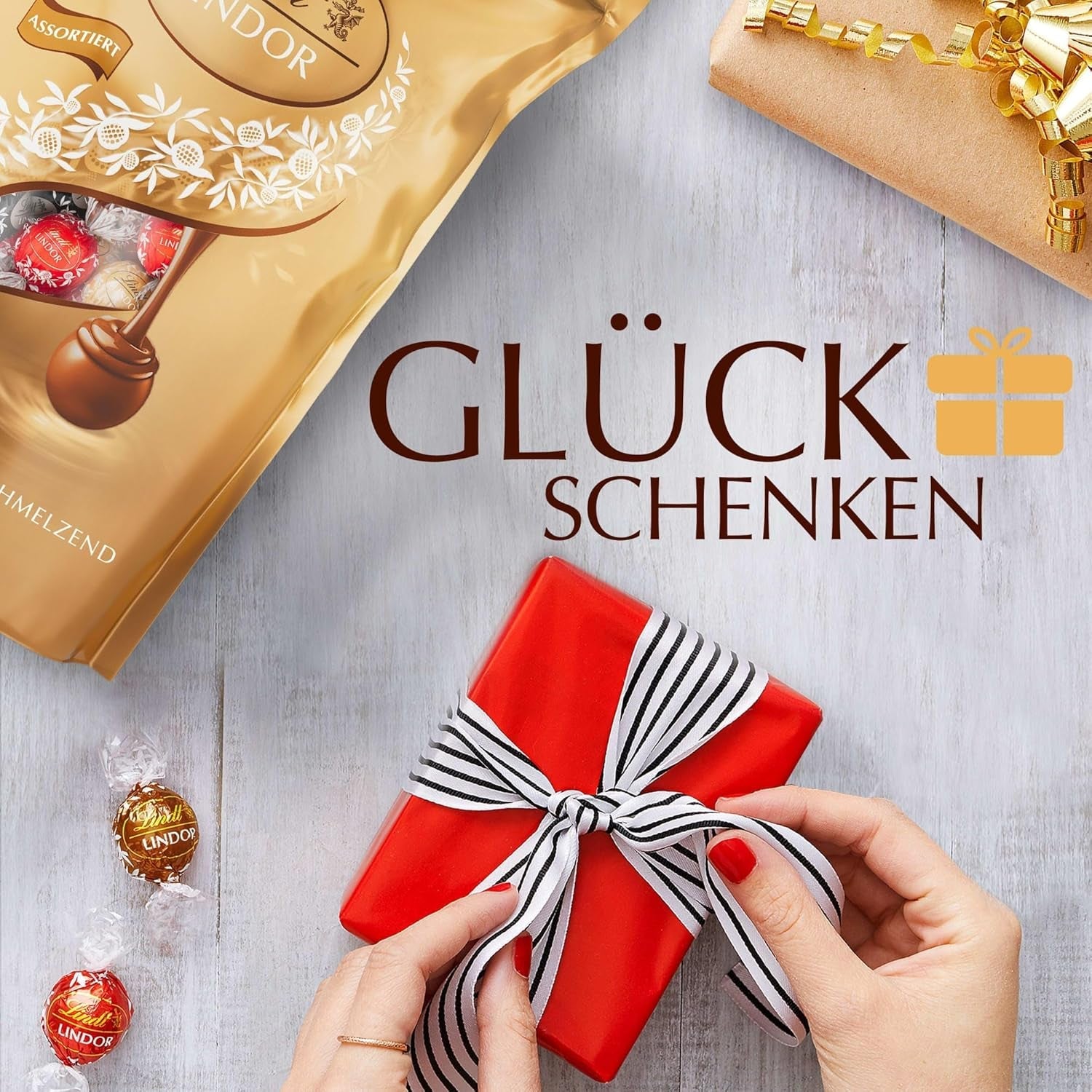 Klasický sortiment čokoládových kuliček Lindt LINDOR | cca. 80 kuliček čokolády (mléčná, bílá, hořká 60%, oříšková) | Velké balení, 1 kg