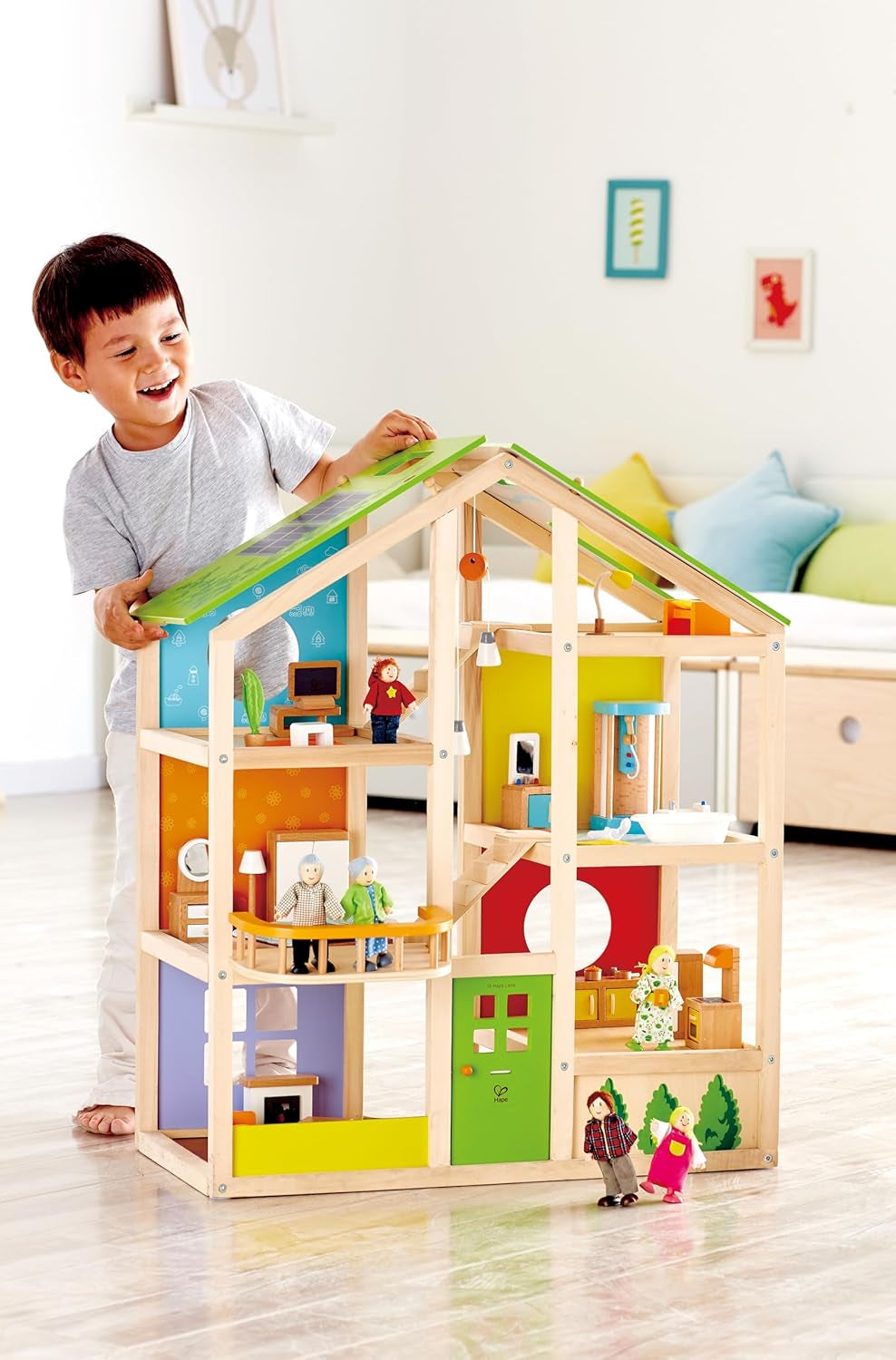 Hape Four Seasons Dollhouse - oceněný třípatrový dřevěný domeček pro panenky s nábytkem, doplňky, posuvnými schody a otočnou střechou pro všechna roční období, pro děti od 3 let