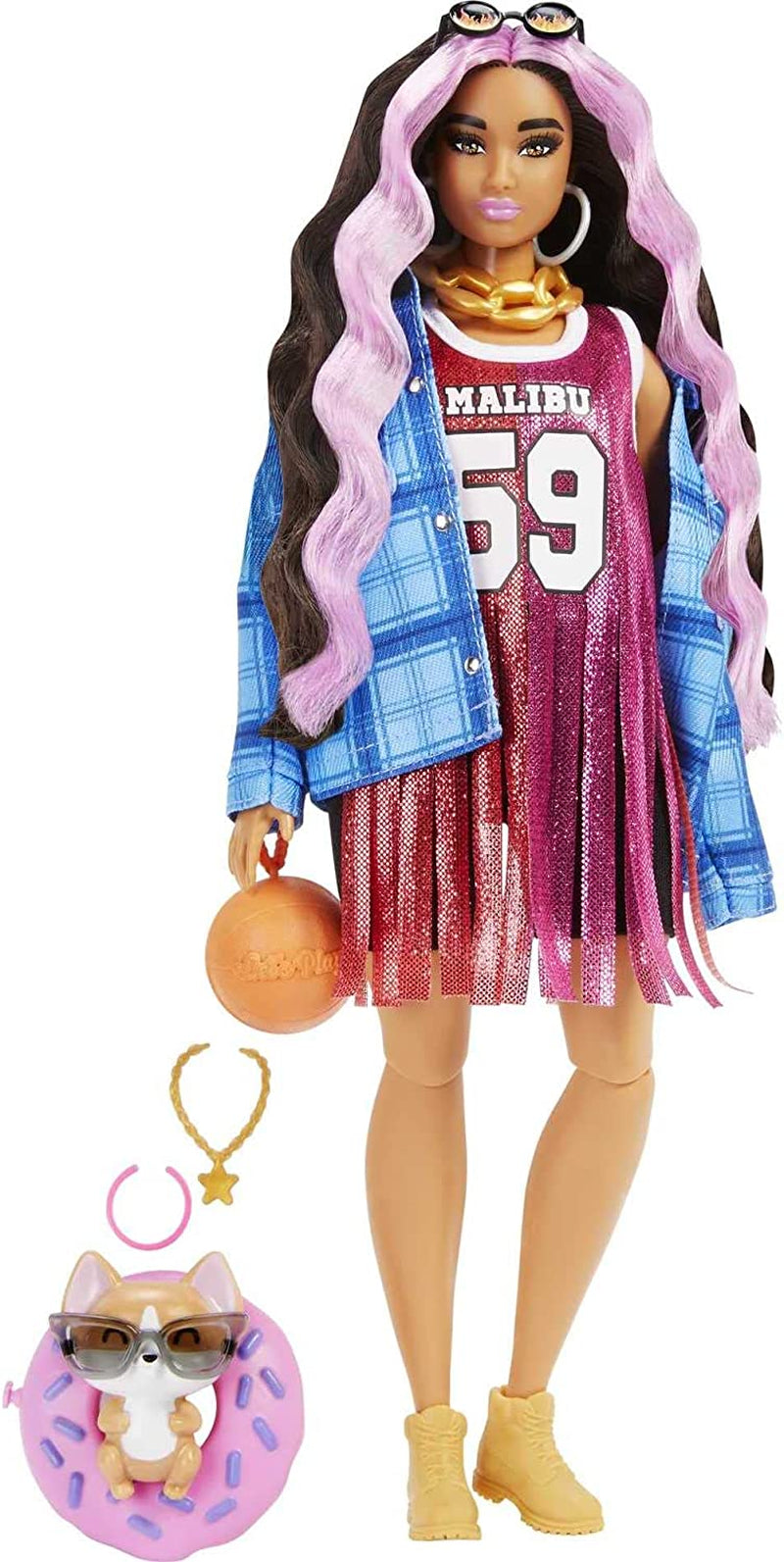 Barbie HDJ46 - Extra panenka v šatech s basketbalovým dresem a doplňky, s mazlíčkem Corgi, extra dlouhé kudrnaté vlasy s růžovými proužky a ohebnými klouby, dárková hračka pro panenky starší 3 let Naty Shop Boots