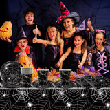 49dílná sada papírových příborů Halloween Spider včetně talířů, ubrousků, sklenic a ubrusu. Černá sada nádobí s dezertními talířky, ubrousky a skleničkami.