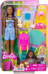 Panenka Barbie HDF74 ve dvou baleních! Brooklyn Camping Doll (bruneta se zapletenými copánky, cca 29 cm) se štěnětem, batohem, spacím pytlem, 10 kempingovými doplňky, dárek pro děti od 3 let