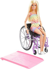Panenka Barbie Fashionista, blond vlasy a duhový overal, včetně invalidního vozíku a rampy, dárek pro panenku pro děti, hračka pro děti od 3 let, HJT13