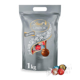 Lindt Čokoláda | Rozmanitá taška LINDOR stříbrná | 1 kg pytel | 80 mléčných čokoládových kuliček rozpouštějících se v ústech, 70%, příchuť slaný karamel a dvojitá čokoláda | Dárek čokolády ke sdílení