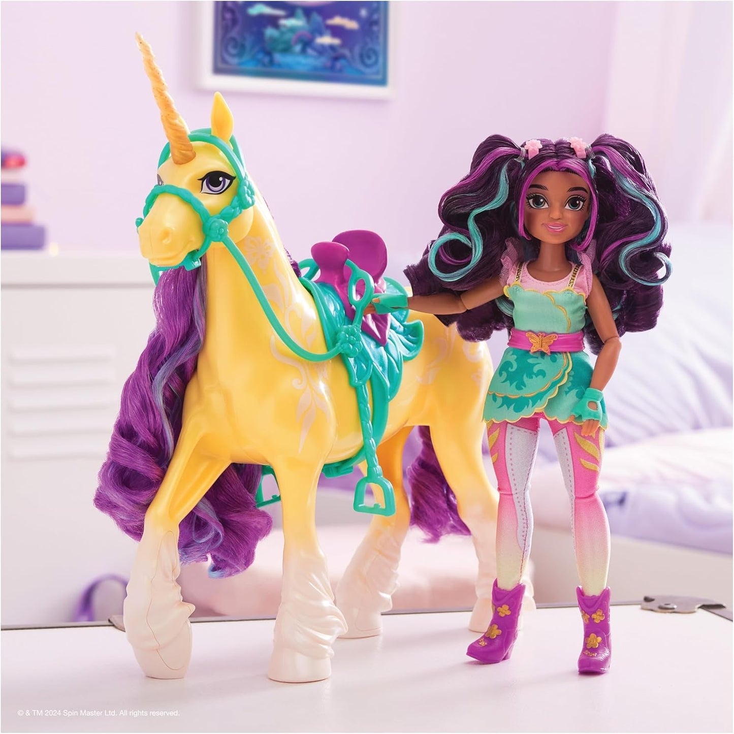 Unicorn Academy Ankleidepuppe Ava - originální loutka pro věrné Netflix-Serie, 24 cm groß and mit 7 Doplňky pro fantasievolles Rolenspiel, pro Kinder ab 4 Jahren