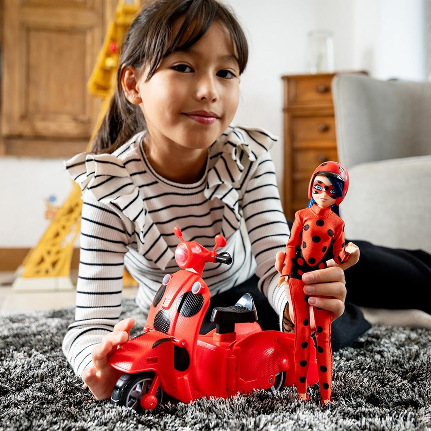 Bandai - Miraculous Ladybug - Miraculous Switch'n Go Scooter + 26 cm Ladybug Lucky Charm Articulated Doll - P50668