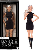Sběratelská panenka Barbie Basics Model 2 s blond vlasy, černými minišaty a gladiátorskými botami, móda Universal Fit, pohyblivé tělo a vyměnitelná hlava, JBH71 Naty Shop Dolls Výchozí název