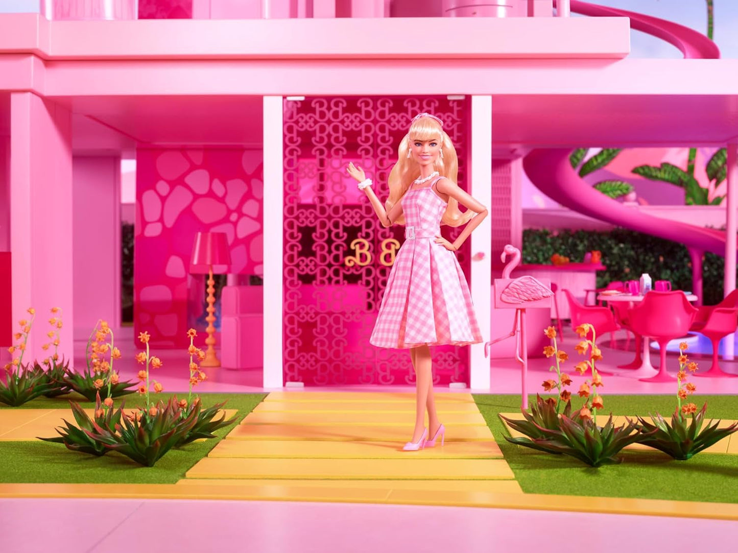 Panenka Barbie Filmová panenka v růžových a bílých šatech a náhrdelník Daisy Margot Robbie Sběratelská hračka pro 3 roky HPJ96