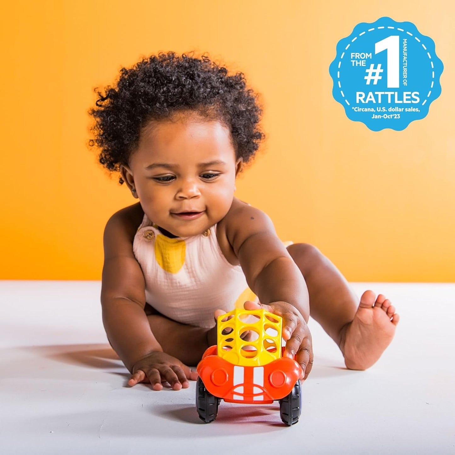 Bright Starts Oball Rattle Toy Motor Activity Hračka pro miminka a batolata od 3 měsíců 1 kus Náhodná barva Modrá nebo červená Dětské hračky Naty Shop