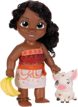 Herní sada Jakks Pacific Moana 2 Little Sister Simea a figurka Pua 27 cm vysoká, obsahuje 1 obleček pro panenku, 1 Pua, 1 plastový svazek banánů, doporučeno pro děti od 3 let