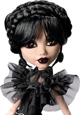 Panenka Monster High Wednesday, sběratelská figurka Rave'N Wednesday v černých gotických šatech inspirovaná taneční scénou, prémiovým příslušenstvím a stojanem na panenky, HXJ03