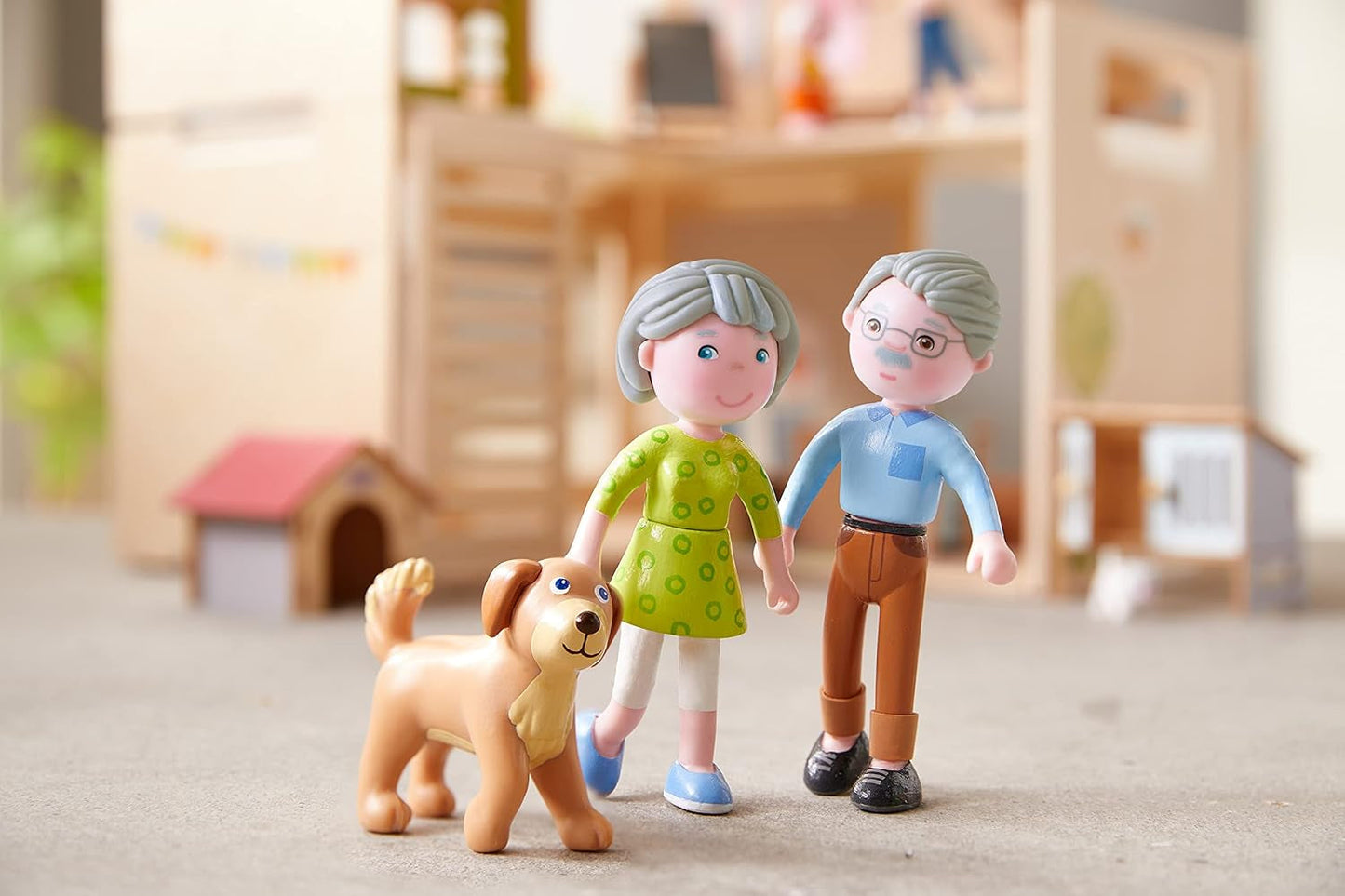 HABA 306147 - Hrací sada Little Friends Prarodiče, flexibilní panenky a zvířátka od 3 let, vícebarevná