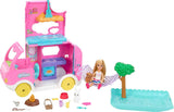 Barbie Chelsea karavan 2 v 1 – autíčko s bazénem, ​​houpací sítí a jídelním koutem pro nápadité hraní a příběhy, věk 3+, HNH90