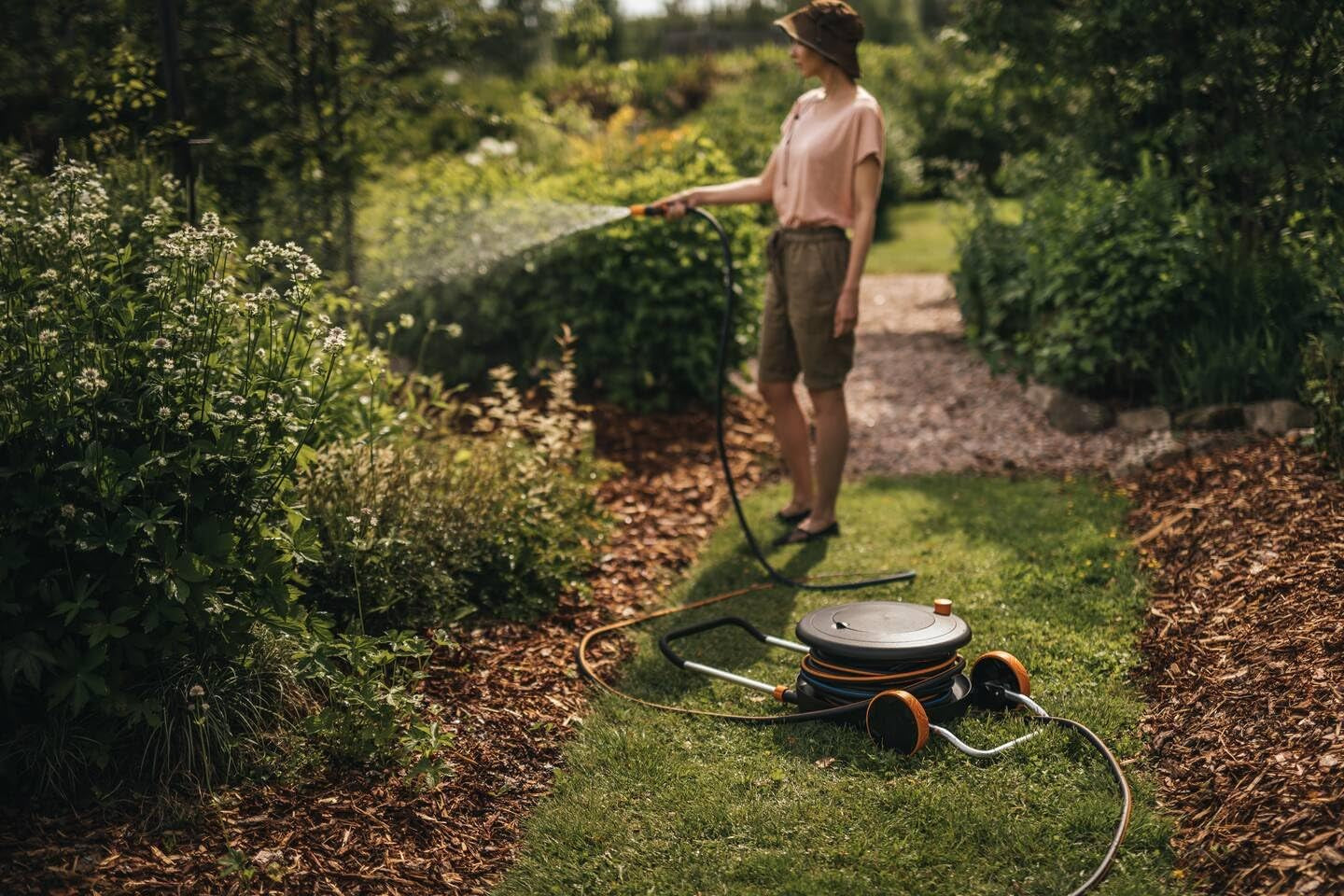 Vodní kolo Fiskars Comfort L s kolečky, zavlažovací sada all inclusive, celkový dosah 31,5 m, automatické navíjení, univerzální zahradní hadice (Ø 13 mm), univerzální připojení na kohoutek, 1071670