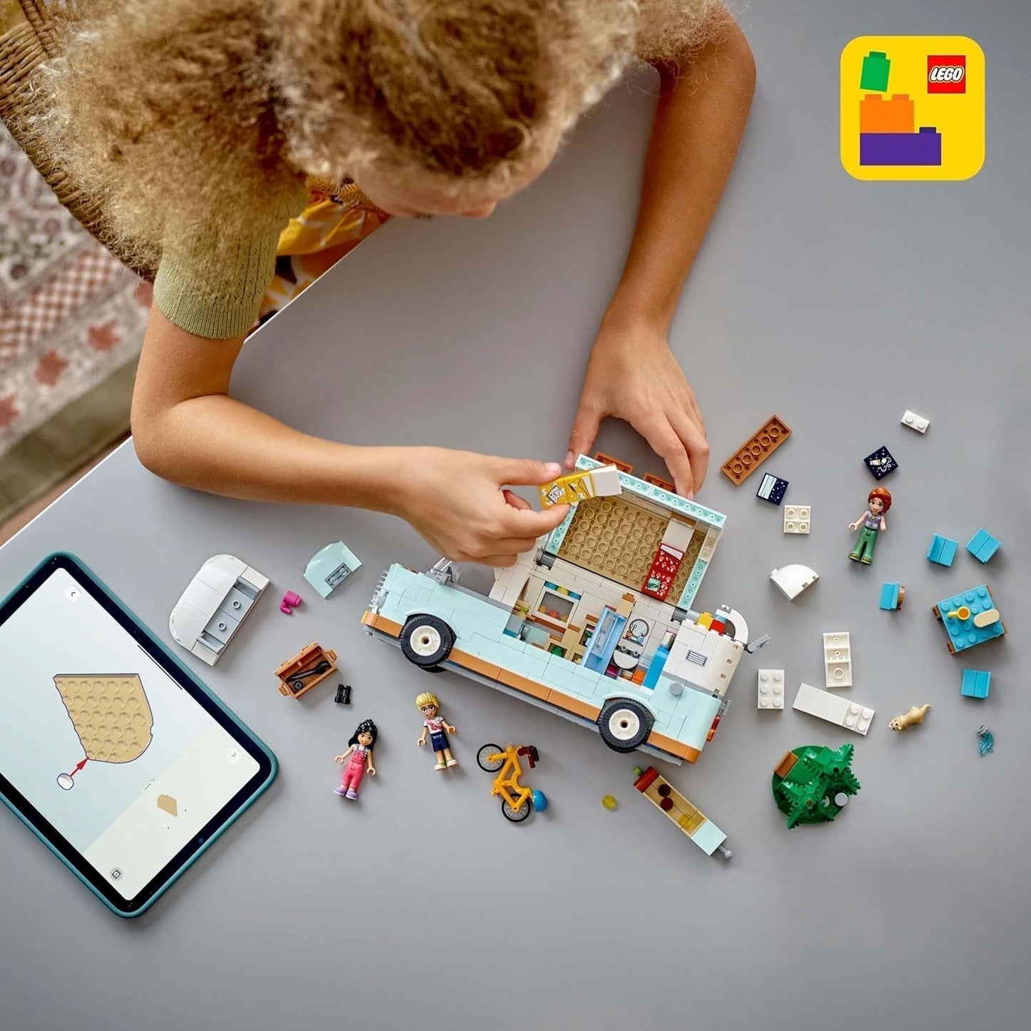 Karavana LEGO Friends, stavebnice na hraní rolí s karavanem, dárek pro dívky od 7 let, kreativní sada se 3 minifigurkami a figurkou fretky 42663 Stavebnice Besuche den LEGO-Store