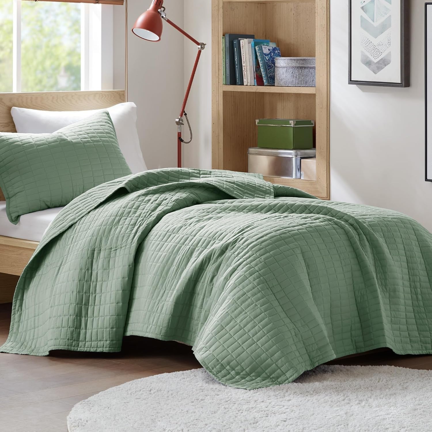 Comfort Spaces Sada přikrývek Kienna Luxusní letní přikrývka s dvojitým stehem Lehká měkká povlečení na celý rok Odpovídající povlak na polštář Bílá přikrývka velikosti King (264,2 x 228,6 cm) Přikrývky a přikrývky Naty Shop Sage Gland Twin/Twin Xl (66"X90")