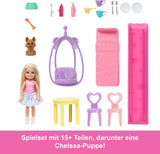 Barbie Chelsea domeček pro panenky s 15+ doplňky, vyskakovací domeček se zvětší na více než 42 x 33 cm s 5 hracími plochami a skluzavkou, s malou panenkou a psem, JFW49