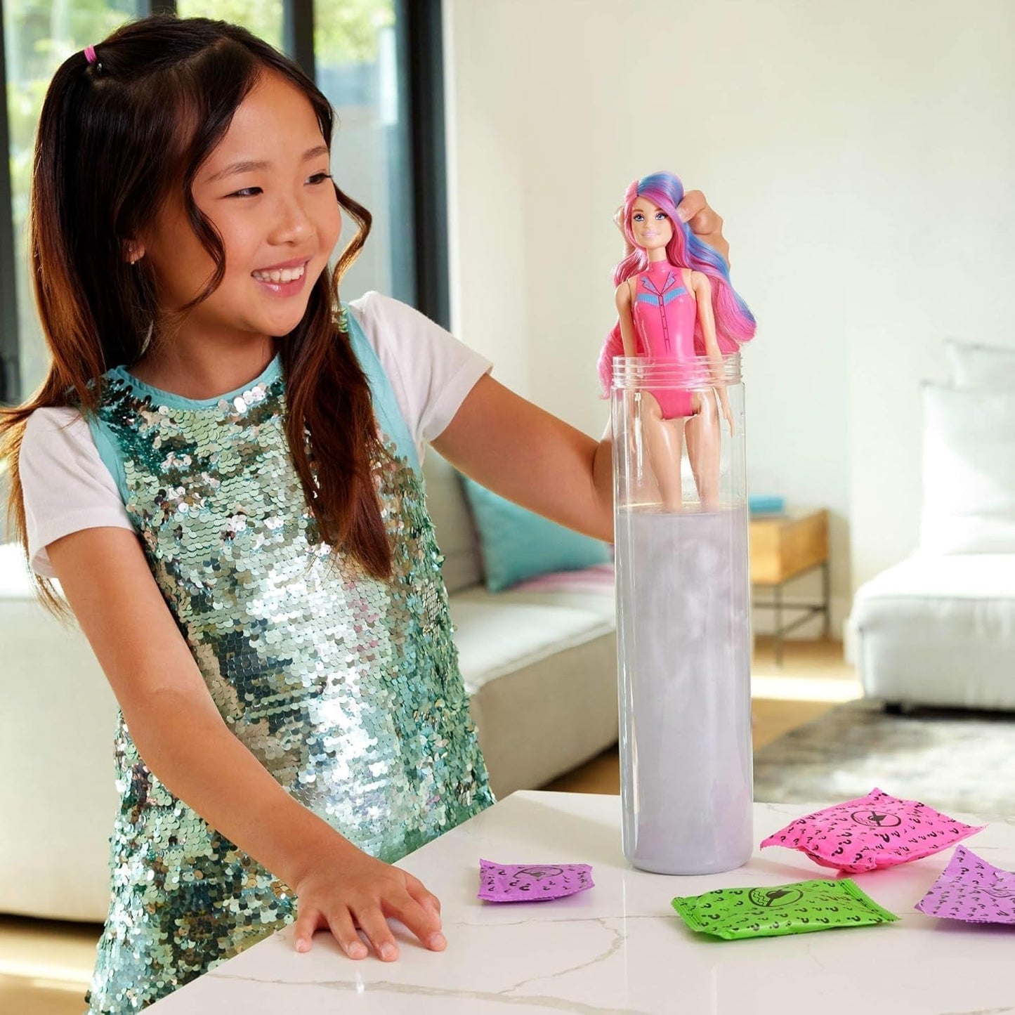 Módní panenka Barbie Color Reveal a doplňky se 6 překvapeními, řada Disco Star s kovovými třpytkami a topem měnícím barvu (styly se mohou lišit), panenky JCP01 Naty Shop
